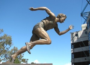 Statue de Shirley Strickland à l’extérieur du Melbourne Cricket Ground. (Crédit: Melburnian)