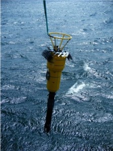 Des sondes sous-marines comme celle-ci enregistrent la force des courants afin de comprendre le mélange des eaux profondes avec les eaux de surface. Les courants océaniques profonds sont des réservoirs de chaleur, de carbone et de nutriments, et s’ils se mélangent avec les eaux de surface, cela peut avoir des conséquences sur le climat. (Crédit: Katy Sheen)