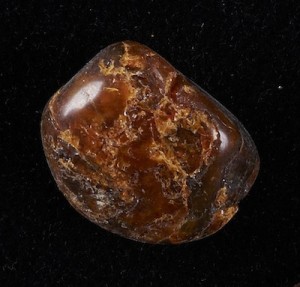 L’ambre est un matériau extrêmement durable, bien plus que les polymères artificiels. Des chercheurs ont utilisé une technique de combustion lente afin de mieux comprendre la structure chimique qui détient le secret de la durabilité de l’ambre. (Photo :  gouvernement du Canada, Institut canadien de conservation, CCI 123773-0025)