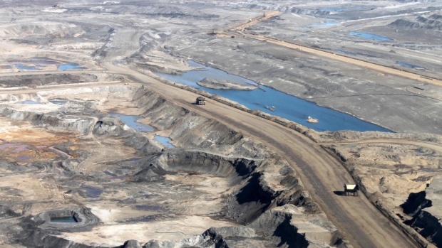 Chemicals released from mines like this oil sands mine in Alberta react with other compounds in the atmosphere to generate harmful pollutants called secondary organic aerosols (Image via Environment and Climate Change Canada)
